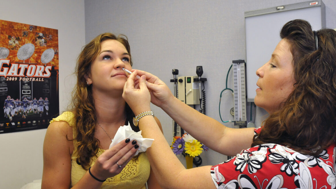 Florida Üniversitesi Öğrenci Sağlık Merkezi'ne kayıtlı bir hemşire olan Stacy Rider, 4 Kasım 2009 Çarşamba günü bir doz H1N1 burun spreyi aşısı uyguluyor.